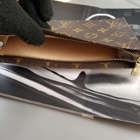 Louis Vuitton Classic Pouchette GM Monogram - Picture 12 of 16